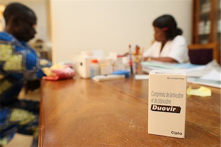 side - Distribution de médicaments au centre médical pour les patients séropositifs, Lomé, Togo, Afrique de l'Ouest, Afrique Photographie de stock - Rights-Managed, Code: 841-06032380