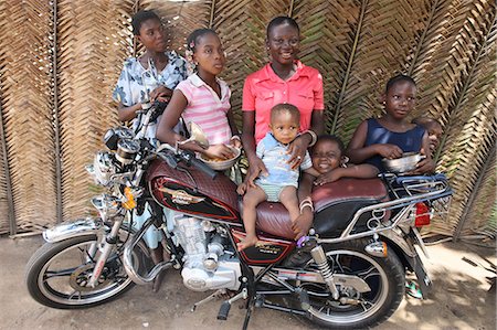 Family around a motocycle, Lome, Togo, West Africa, Africa Foto de stock - Con derechos protegidos, Código: 841-06032449