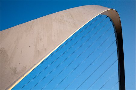 puentes - Gateshead Millennium Bridge between Newcastle and Gateshead, Tyne and Wear, England, United Kingdom, Europe Foto de stock - Con derechos protegidos, Código: 841-06033182