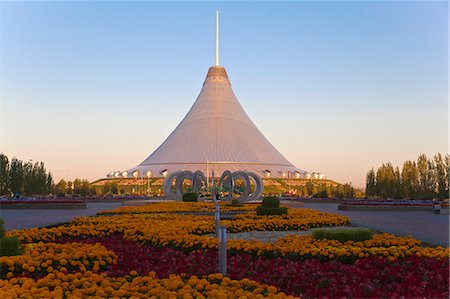 platebandes de fleur - Centre de Khan Shatyr shopping et divertissement, Astana (Kazakhstan), l'Asie centrale, Asie Photographie de stock - Rights-Managed, Code: 841-06341009