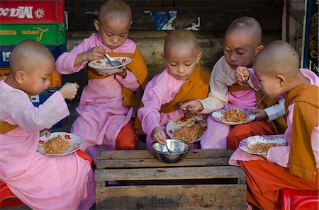 Young novice nuns having their breakfast in the streets of Yangon, Myanmar (Burma), Asia Foto de stock - Con derechos protegidos, Código: 841-06341806