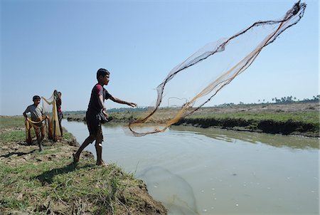 Jeunes de pêche au filet dans la voie navigable, Delta Irrawaddy, Myanmar (Birmanie), Asie Photographie de stock - Rights-Managed, Code: 841-06341818