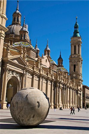 simsearch:841-06343131,k - Nuestra Senora del Pilar Basilica, with stone world sculpture Saragossa (Zaragoza), Aragon, Spain, Europe Stock Photo - Rights-Managed, Code: 841-06341950