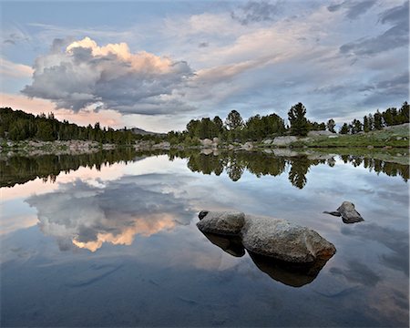 Nuages à coucher du soleil se reflètent dans un lac sans nom, forêt nationale de Shoshone, Wyoming, États-Unis d'Amérique, Amérique du Nord Photographie de stock - Rights-Managed, Code: 841-06342557