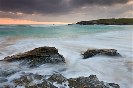 simsearch:841-06449661,k - Incoming waves surge onto the shore at Harlyn Bay in North Cornwall, England, United Kingdom, Europe Foto de stock - Con derechos protegidos, Código: 841-06343524