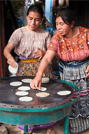 Femmes mayas cuisson tortillas au marché de l'Amérique centrale de Santiago Sacatepéquez, Guatemala, Photographie de stock - Rights-Managed, Code: 841-06447417