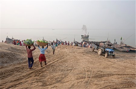 Two men carrying baskets of cauliflower and pumpkins on their heads, down to boats on the River Ganges, Sonepur, Bihar, India, Asia Stock Photo - Rights-Managed, Code: 841-06447662