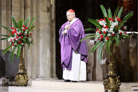priest - Paris archbishop Andre Vingt-Trois saying mass at Notre Dame Cathedral, Paris, France, Europe Foto de stock - Con derechos protegidos, Código: 841-06448131