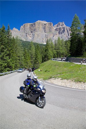 Passent des motocyclistes, Sella, Trento et Bolzano Provinces, Dolomites, Italie, Europe Photographie de stock - Rights-Managed, Code: 841-06448819
