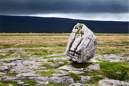 rock formation landscapes - Nuages sombres et Pierre debout sur la cicatrice Twistelon, Yorkshire Dales, North Yorkshire, Yortkshire, Angleterre, Royaume-Uni, Europe Photographie de stock - Rights-Managed, Code: 841-06449178