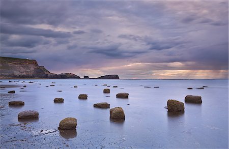 simsearch:841-06449661,k - Giant boulders at low tide in Saltwick Bay with showery weather over Saltwick Nab, North Yorkshire, Yorkshire, England, United Kingdom, Europe Foto de stock - Con derechos protegidos, Código: 841-06449628