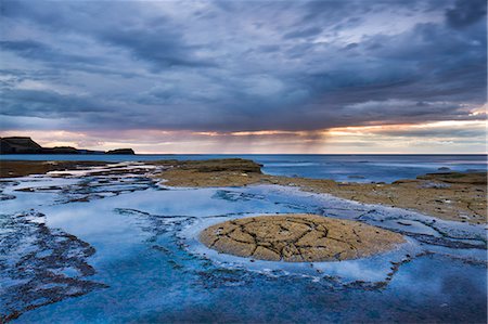 simsearch:841-06449661,k - Ancient rock formations on the shale sea bed at Saltwick Bay, North Yorkshire, Yorkshire, England, United Kingdom, Europe Foto de stock - Con derechos protegidos, Código: 841-06449630