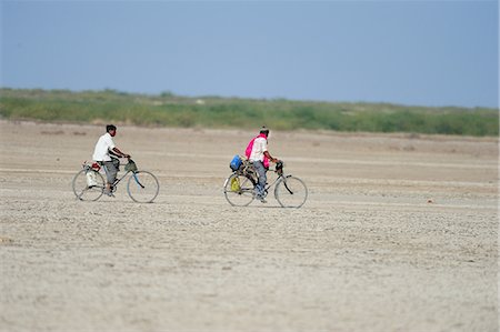 In rural India men go on bicycles to far off towns for work, Gujarat, India, Asia Foto de stock - Con derechos protegidos, Código: 841-06499784