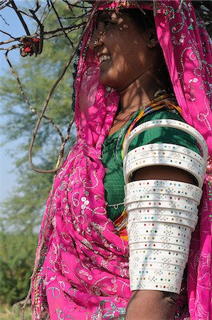 Mir tribal woman with her traditional artificial ivory bangles, Gujarat, India, Asia Foto de stock - Con derechos protegidos, Código: 841-06499801