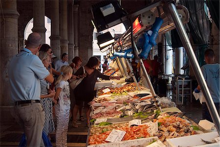 simsearch:841-07541032,k - Fish market at Ponte di Rialto, Venice, Veneto, Italy, Europe Photographie de stock - Rights-Managed, Code: 841-06500778