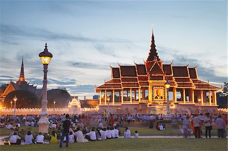 simsearch:841-02990475,k - Crowds outside Royal Palace at dusk, Phnom Penh, Cambodia, Indochina, Southeast Asia, Asia Photographie de stock - Rights-Managed, Code: 841-06501932