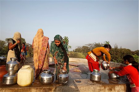 fetch - Women at a village well, Mathura, Uttar Pradesh, India, Asia Stock Photo - Rights-Managed, Code: 841-06502208