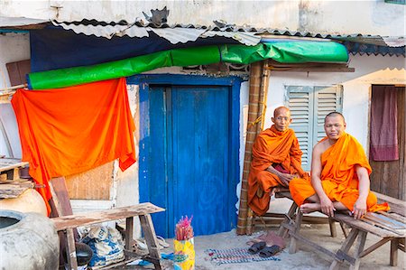 simsearch:841-06501931,k - Buddhist monks by blue door, Phnom Penh, Cambodia, Indochina, Southeast Asia, Asia Stock Photo - Rights-Managed, Code: 841-06502579