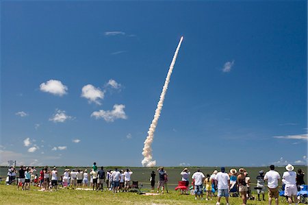 space exploration - Crowds watch launch of Space Shuttle Discovery, July 4th 2006, from NASA Causeway, Cape Canaveral, Florida, United States of America, North America Foto de stock - Con derechos protegidos, Código: 841-06616369