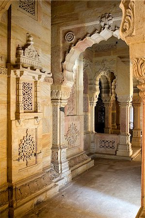 Morvi Temple (the Secretariat) an administrative building with a Hindu temple in the centre, built in the 19th century and being restored following the 1997 earthquake, Morvi, Gujarat, India, Asia Foto de stock - Con derechos protegidos, Código: 841-06805647