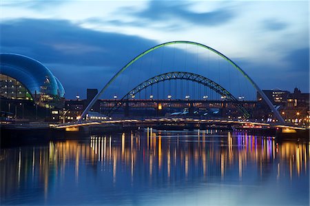 Gateshead Quays with Sage Gateshead and Millennium Bridge at night, Tyne and Wear, England, United Kingdom, Europe Foto de stock - Con derechos protegidos, Código: 841-06807515