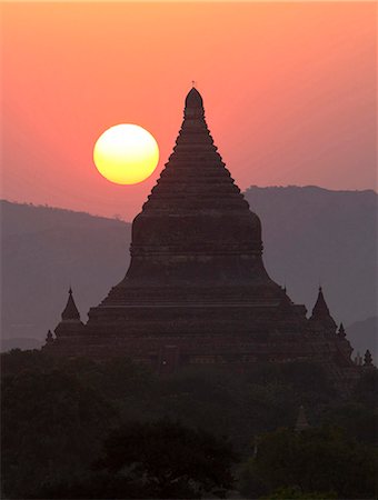 simsearch:841-07081635,k - View over the temples of Bagan at sunset, from Shwesandaw Paya, Bagan, Myanmar (Burma), Southeast Asia Stock Photo - Rights-Managed, Code: 841-07081606