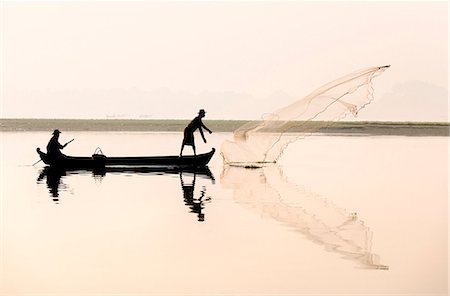 fishing boat - Fishermen on Taungthaman Lake in dawn mist, casting net near U Bein Bridge, Amarapura, near Mandalay, Myanmar (Burma), Asia Photographie de stock - Rights-Managed, Code: 841-07081629