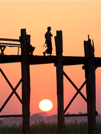simsearch:841-07081635,k - Local man walking on the famous U Bein teak bridge at sunset, near Mandalay, Myanmar (Burma), Asia Stock Photo - Rights-Managed, Code: 841-07081633