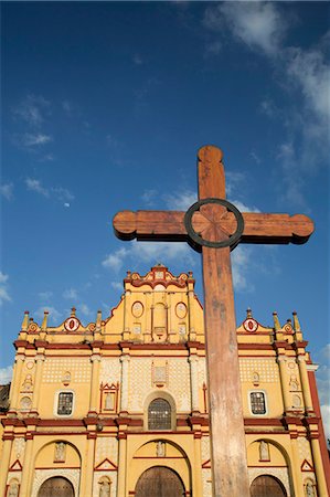 simsearch:841-07083026,k - Wooden cross in front of the Cathedral of San Cristobal, founded in 1528, San Cristobal de las Casas, Chiapas, Mexico, North America Photographie de stock - Rights-Managed, Code: 841-07083026