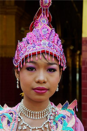 Young Burmese girl during ritual for becoming a nun, Paya Mahamuni, Mandalay, Myanmar (Burma), Asia Foto de stock - Con derechos protegidos, Código: 841-07083858