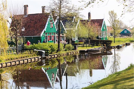 Preserved historic houses in Zaanse Schans, a village on the banks of the River Zaan, near Amsterdam, a tourist attraction and working museum, Zaandam, North Holland, Netherlands, Europe Foto de stock - Direito Controlado, Número: 841-07205867