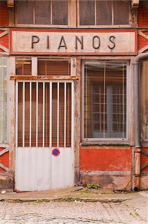 simsearch:841-06804846,k - An old piano store in the city of Dijon, Burgundy, France, Europe Stock Photo - Rights-Managed, Code: 841-07206480