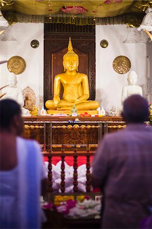 simsearch:841-06446692,k - Pilgrims praying at the Temple of the Sacred Tooth Relic (Temple of the Tooth) (Sri Dalada Maligawa) in Kandy, Sri Lanka, Asia Stock Photo - Rights-Managed, Code: 841-07201385