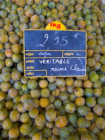 fruit display and price - Greengages, Reine Claudes, on sale in a  food market in Ars en R̩, France Stock Photo - Rights-Managed, Code: 841-07201749