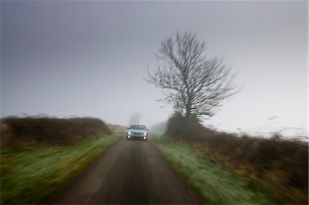 simsearch:400-07215754,k - BMW 5-series car drives along empty country road in adverse foggy weather, Oxfordshire,  England, United Kingdom Foto de stock - Con derechos protegidos, Código: 841-07201882