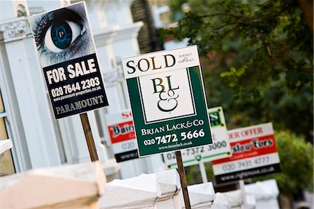 simsearch:693-03308239,k - For Sale and Sold signs, West Hampstead, London, UK Stock Photo - Rights-Managed, Code: 841-07202061