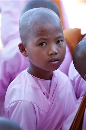 Young female monk, Phaung Daw Oo pagoda, Inle Lake, Shan State, Myanmar (Burma), Asia Foto de stock - Con derechos protegidos, Código: 841-07202547