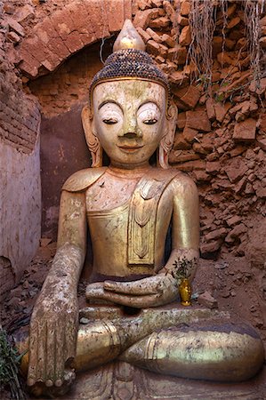 simsearch:841-06446692,k - Buddha image inside a ruined stupa, Shwe Inn Thein Pagoda, Inle Lake, Shan State, Myanmar (Burma), Asia Stock Photo - Rights-Managed, Code: 841-07202541