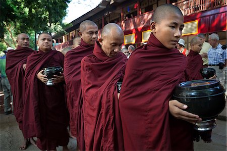 simsearch:841-05845843,k - Buddhist monks lining up to receive donations of rice for lunch, Mahar Gandar Yone Monastery, Mandalay, Myanmar (Burma), Asia Stock Photo - Rights-Managed, Code: 841-07202556