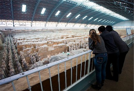 simsearch:841-07457235,k - Tourists view infantry figures from the edge of Pit 1 at Qin Museum, exhibition halls of Terracotta Warriors, China Stock Photo - Rights-Managed, Code: 841-07457188