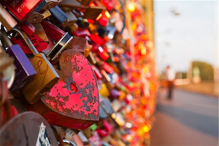 simsearch:841-07083487,k - Love locks tied onto the railway bridge in Cologne, North Rhine-Westphalia, Germany, Europe Stock Photo - Rights-Managed, Code: 841-07524051