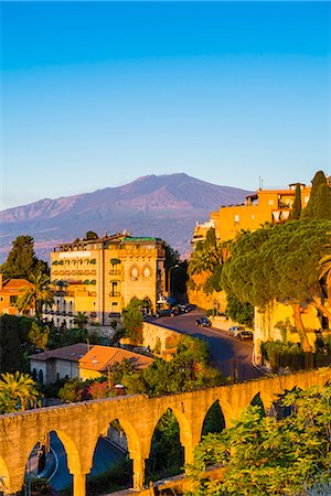 Top of Mount Etna volcano at sunrise rising above Taormina, Sicily, Italy, Mediterranean, Europe Foto de stock - Con derechos protegidos, Código: 841-07523275