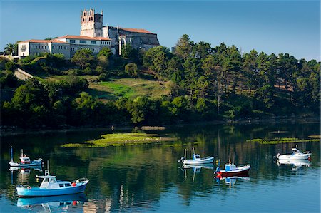 spain - Iglesia de Santa Maria de Los Angeles 13th and 16th Century church in San Vicente de la Barquera, Cantabria, Northern Spain Photographie de stock - Rights-Managed, Code: 841-07523692