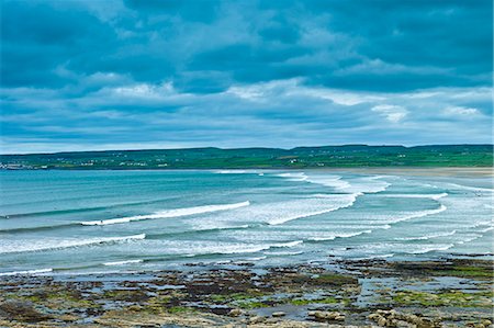 simsearch:400-06641969,k - Beach and waves at Lahinch (Lehinch) famous surfing beach in County Clare, West Coast of Ireland Foto de stock - Con derechos protegidos, Código: 841-07523758