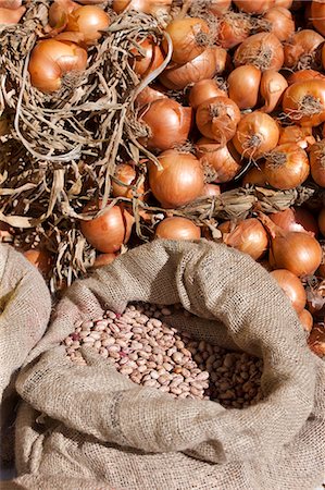 simsearch:841-07541032,k - Onions and dried borlotti beans on sale in food market in Pienza, Tuscany, Italy Photographie de stock - Rights-Managed, Code: 841-07540588
