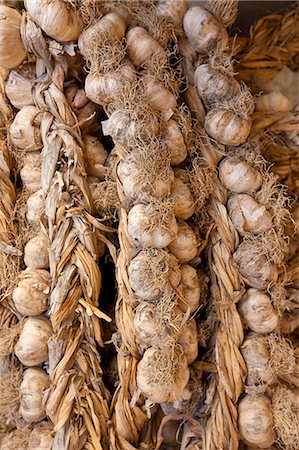 simsearch:841-03063374,k - Garlic plaits, Allium sativum, on sale in food market in Pienza, Tuscany, Italy Foto de stock - Con derechos protegidos, Código: 841-07540590