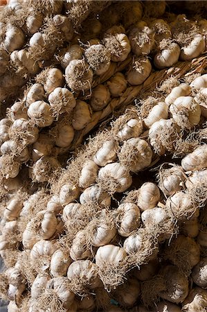 simsearch:841-03063374,k - Garlic plaits, Allium sativum, on sale in food market in Pienza, Tuscany, Italy Foto de stock - Con derechos protegidos, Código: 841-07540591
