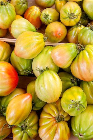 simsearch:841-03063374,k - Fresh tomatoes, cuor di bue nostrale, on sale at weekly street market in Panzano-in-Chianti, Tuscany, Italy Foto de stock - Con derechos protegidos, Código: 841-07540637