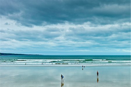 simsearch:400-06641969,k - Waves, tide  and surfers with surfboards at Lahinch, Lehinch,  famous surfing beach, County Clare, West Coast of Ireland Foto de stock - Con derechos protegidos, Código: 841-07540794