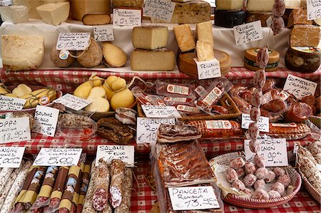 simsearch:841-07541032,k - Cheese and salamis at Papiniano market, Milan, Lombardy, Italy, Europe Photographie de stock - Rights-Managed, Code: 841-07541032